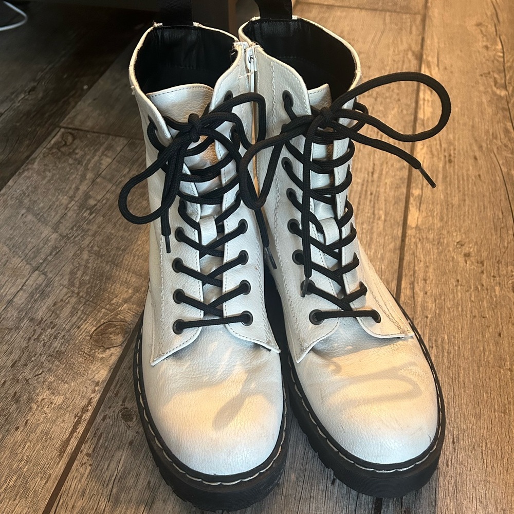 UNIONBAY White Combat Boots
Size 8